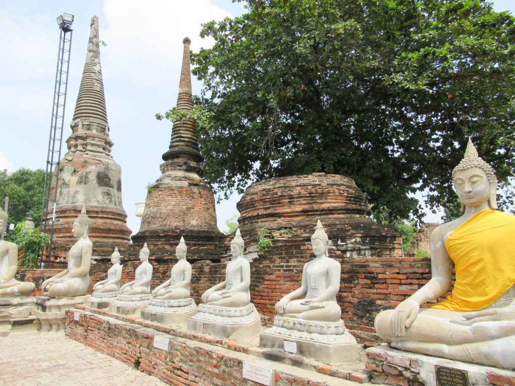回廊に並ぶ仏像