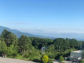 ホテルの部屋から遠くに富士山を望む